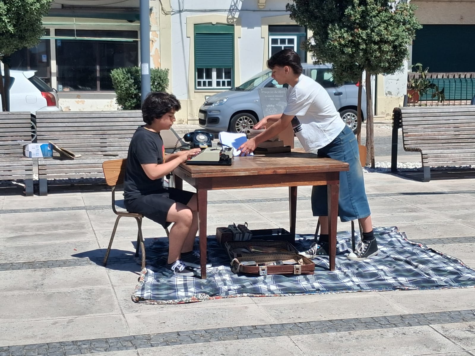 Manuel Couto numa atuação de rua com máquina de escrever